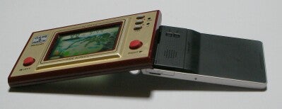 Illustration for article titled Nintendo Game & Watch Modded Into Cellphone (Verdict: WANT)