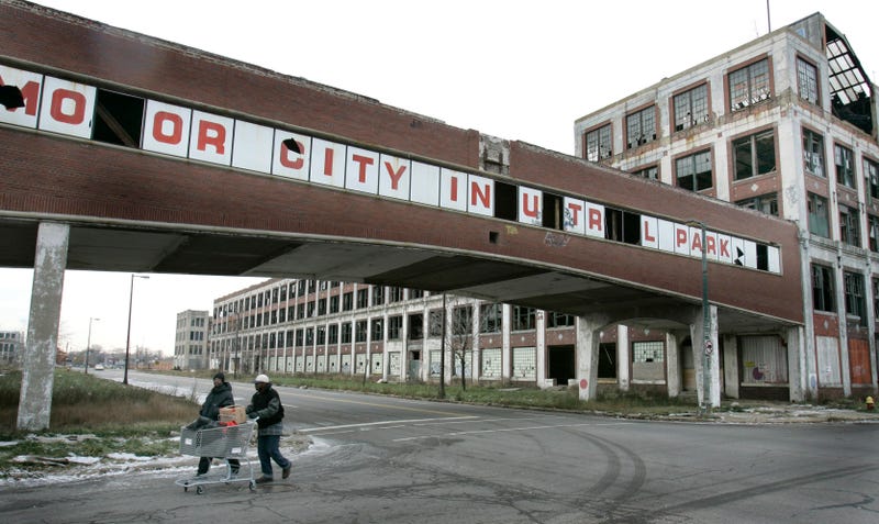 Illustration for article titled People Are Taking Guided Tours Of The Terrifying Packard Plant