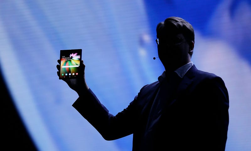 Illustration for article titled Se filtra la fecha de lanzamiento y el posible precio del nuevo teléfono flexible de Samsung