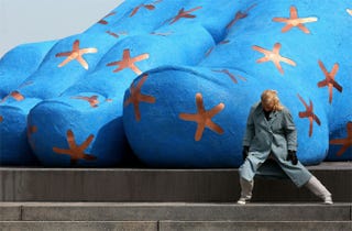 Illustration for article titled What Lies In The Shadow Of The Statue