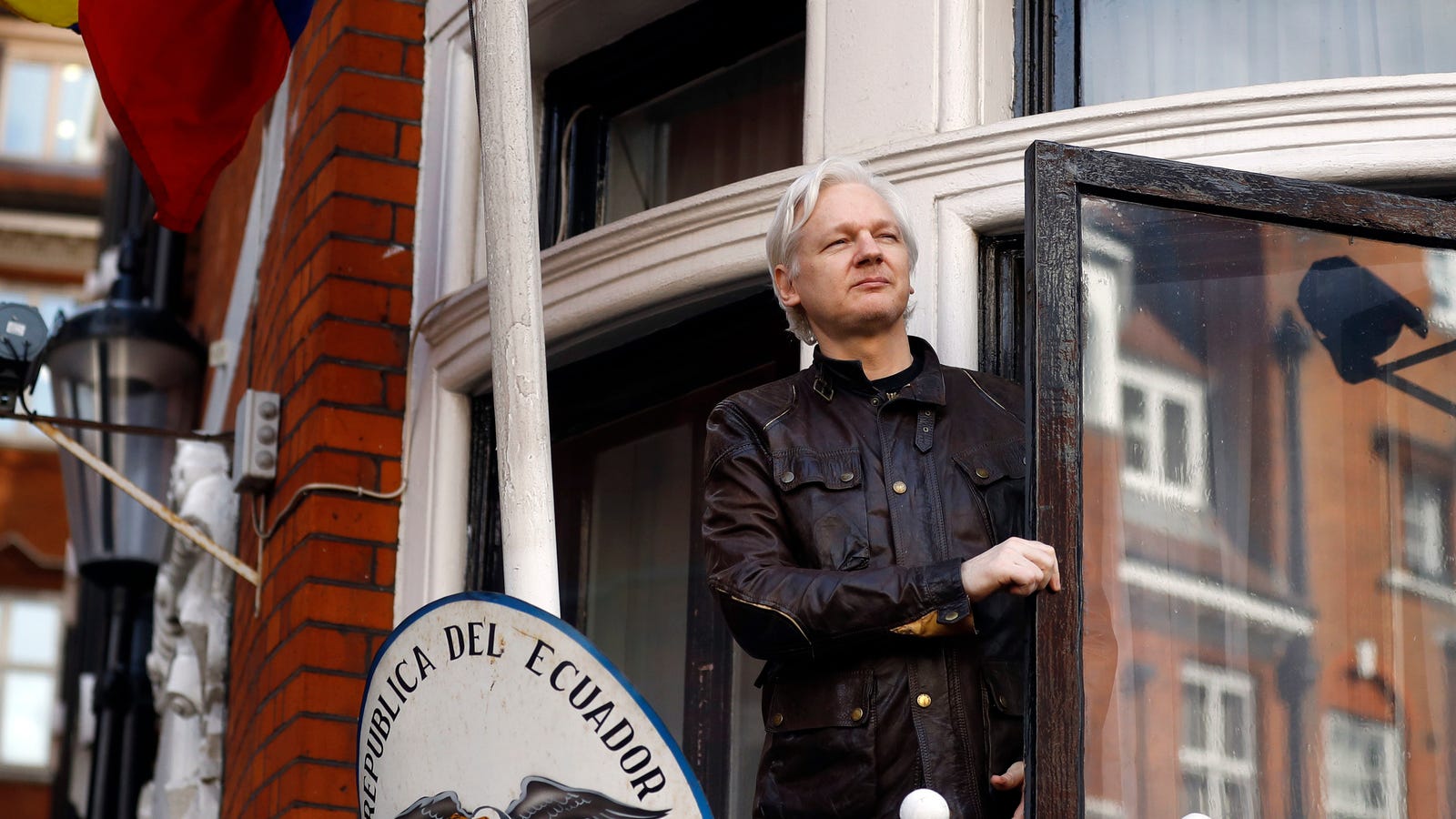 photo of Trump Now Pretending He's Barely Heard of Julian Assange image