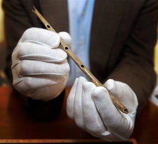 Illustration for article titled 35,000-year-old Flute Is First Instrument Ever