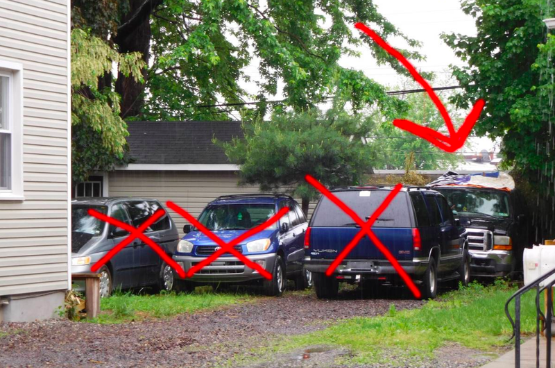 Hilariously Bizarre Craigslist Ad Proves This Ford Excursion