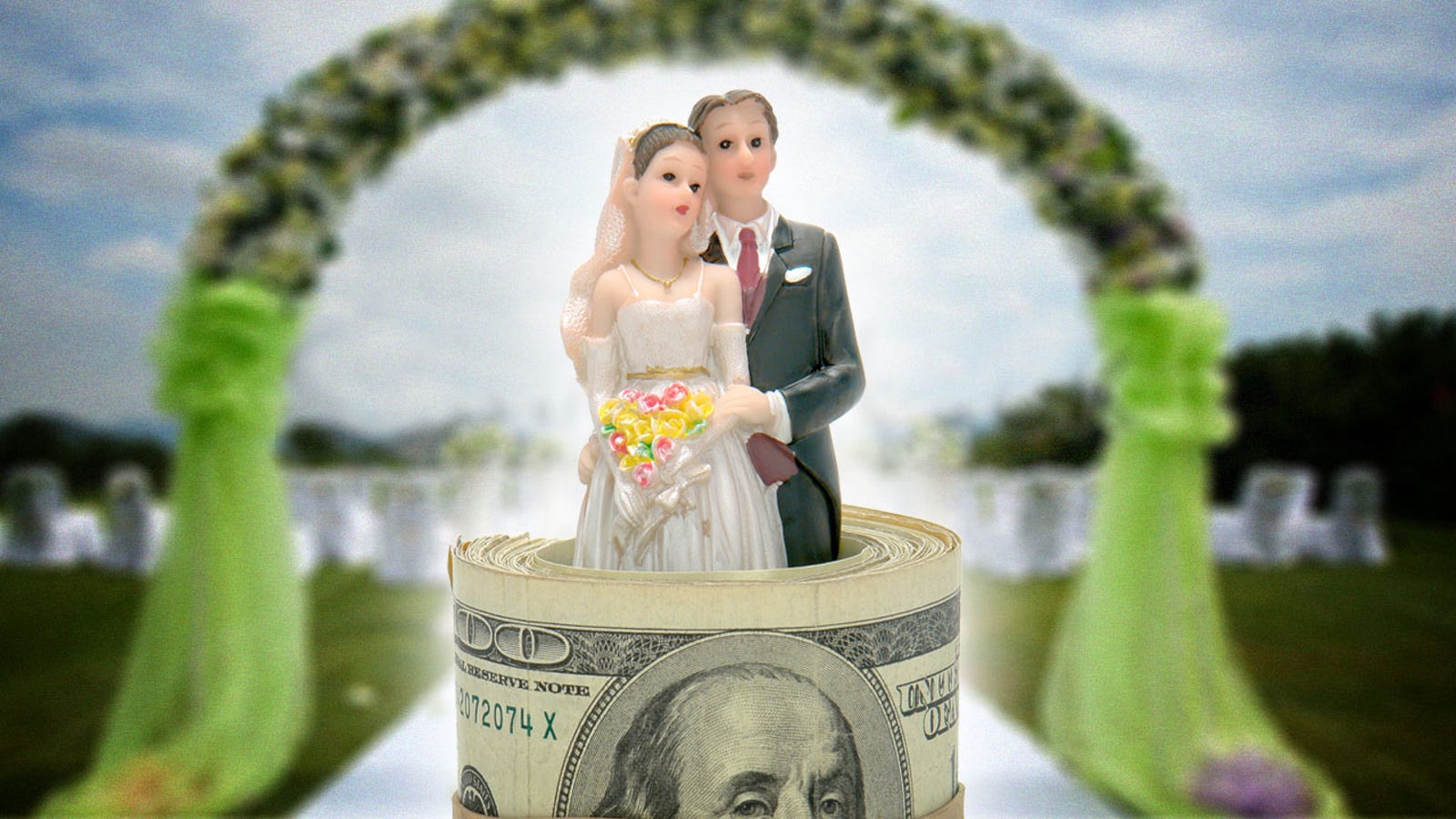 Сколько дарит на свадьбу