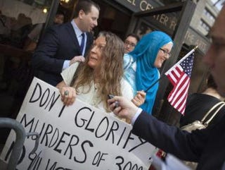 Islamic-center supporters and protesters. (Michael Nagle/Getty)