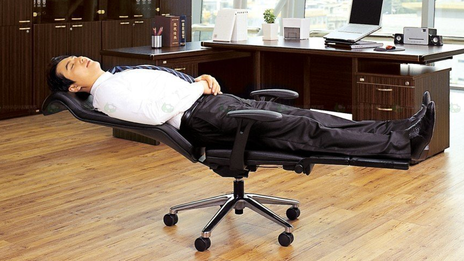 Turn Your Office Chair Into An Office Bed In Seconds