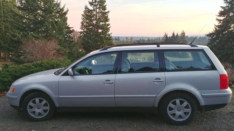 Illustration for article titled At $1,200, Could This 2001 VW Passat 1.8T Get You To Roll Up Your Sleeves?