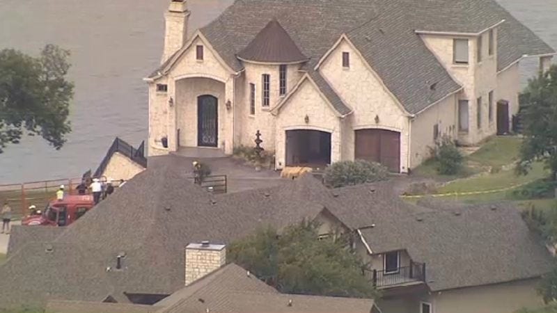 Illustration for article titled Dallas local news is live-streaming a pretty dumb house fire right now