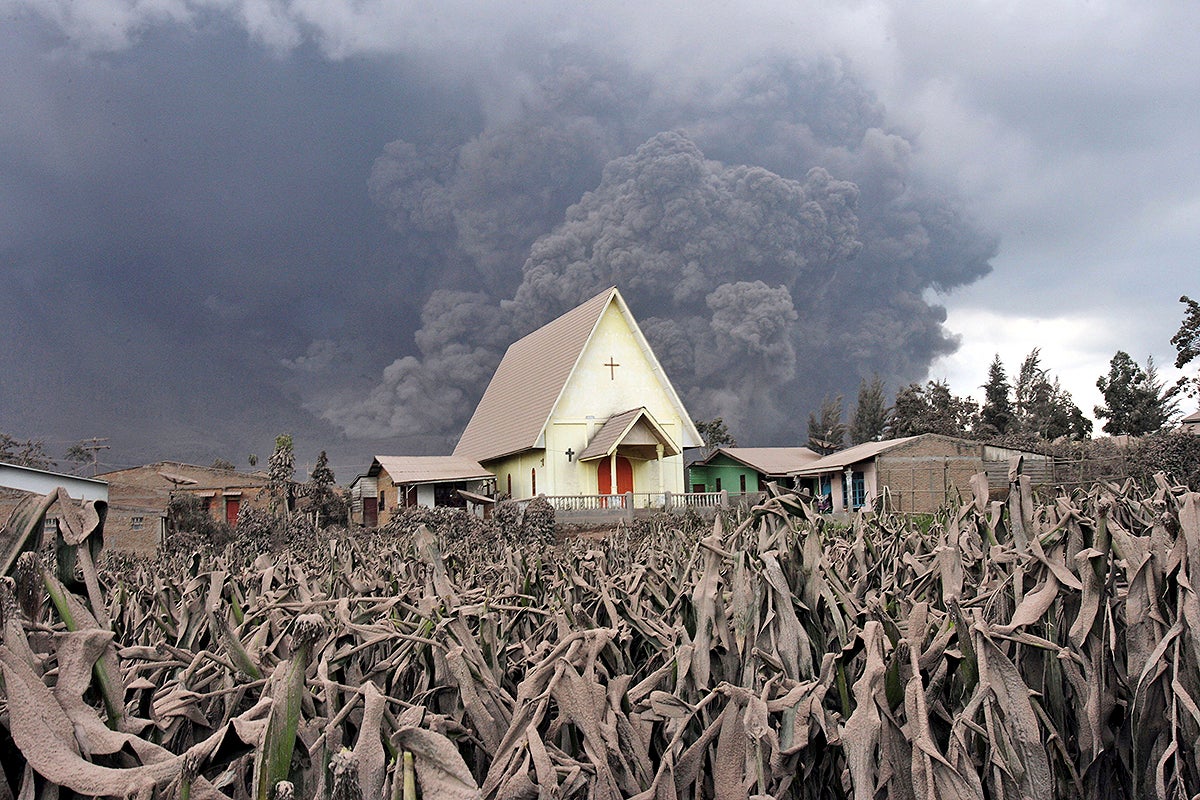 Las impresionantes imágenes del volcán Sinabung en Indonesia
