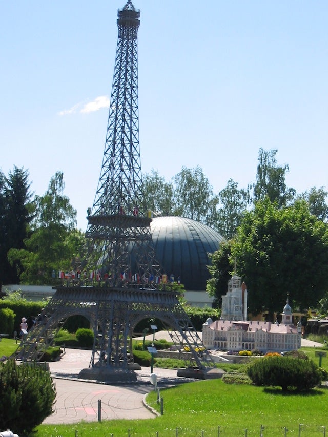 Bizarre Replicas of the Statue of Liberty and the Eiffel Tower