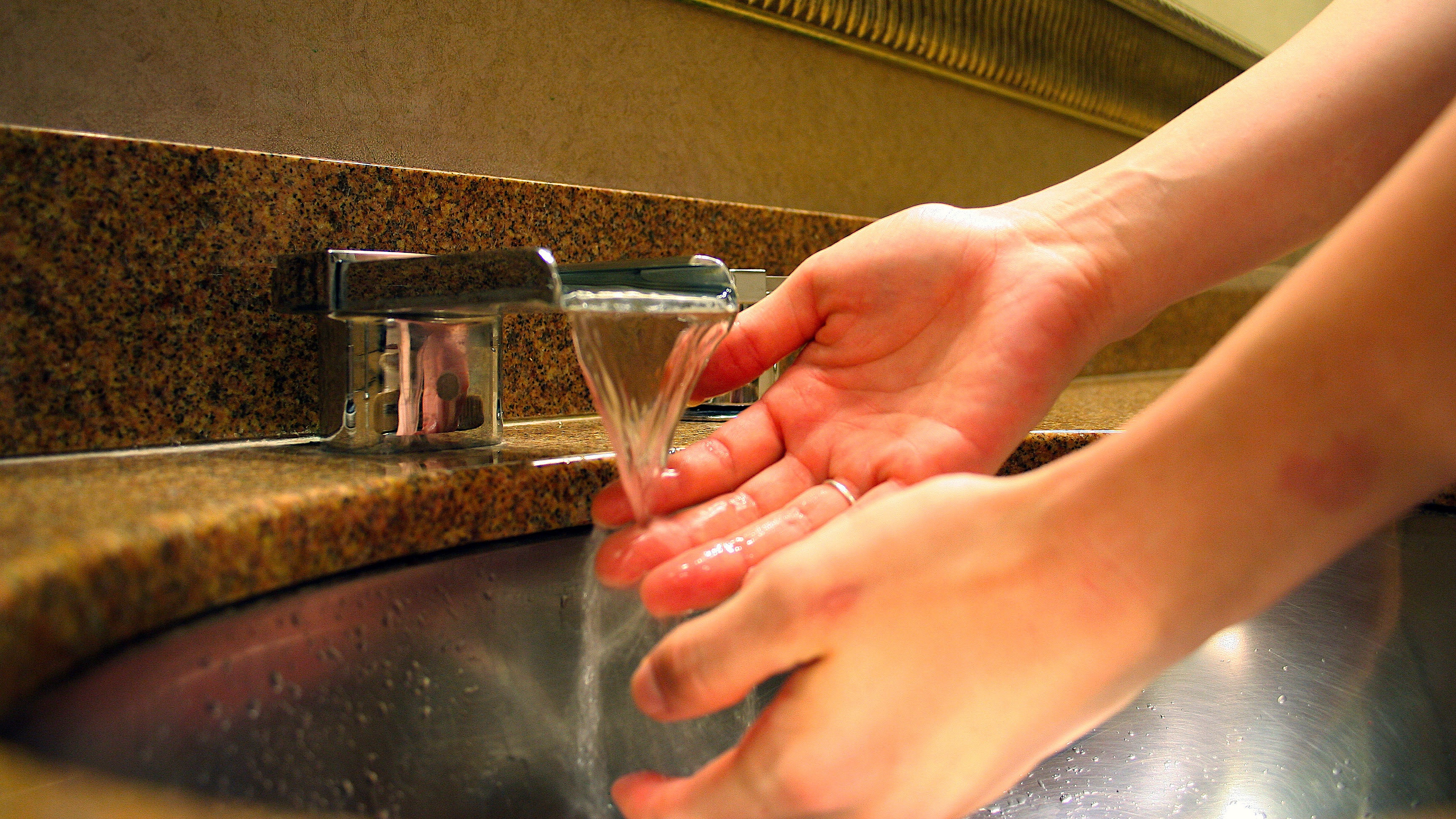 wetting-your-hands-is-not-washing-your-hands-lifehacker-australia