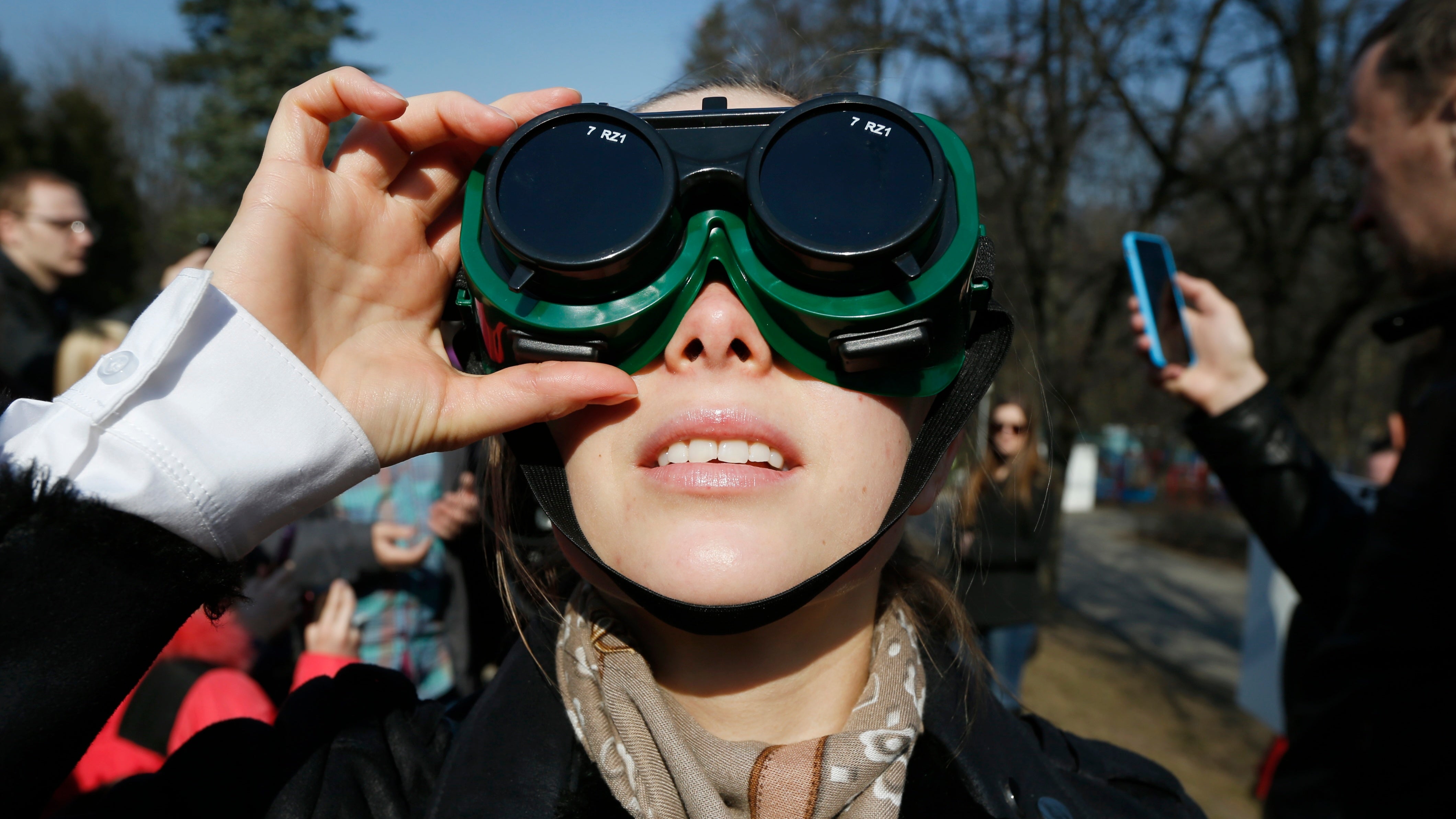 Amazon Is Cracking Down On Fake Eclipse Glasses That Could Get People