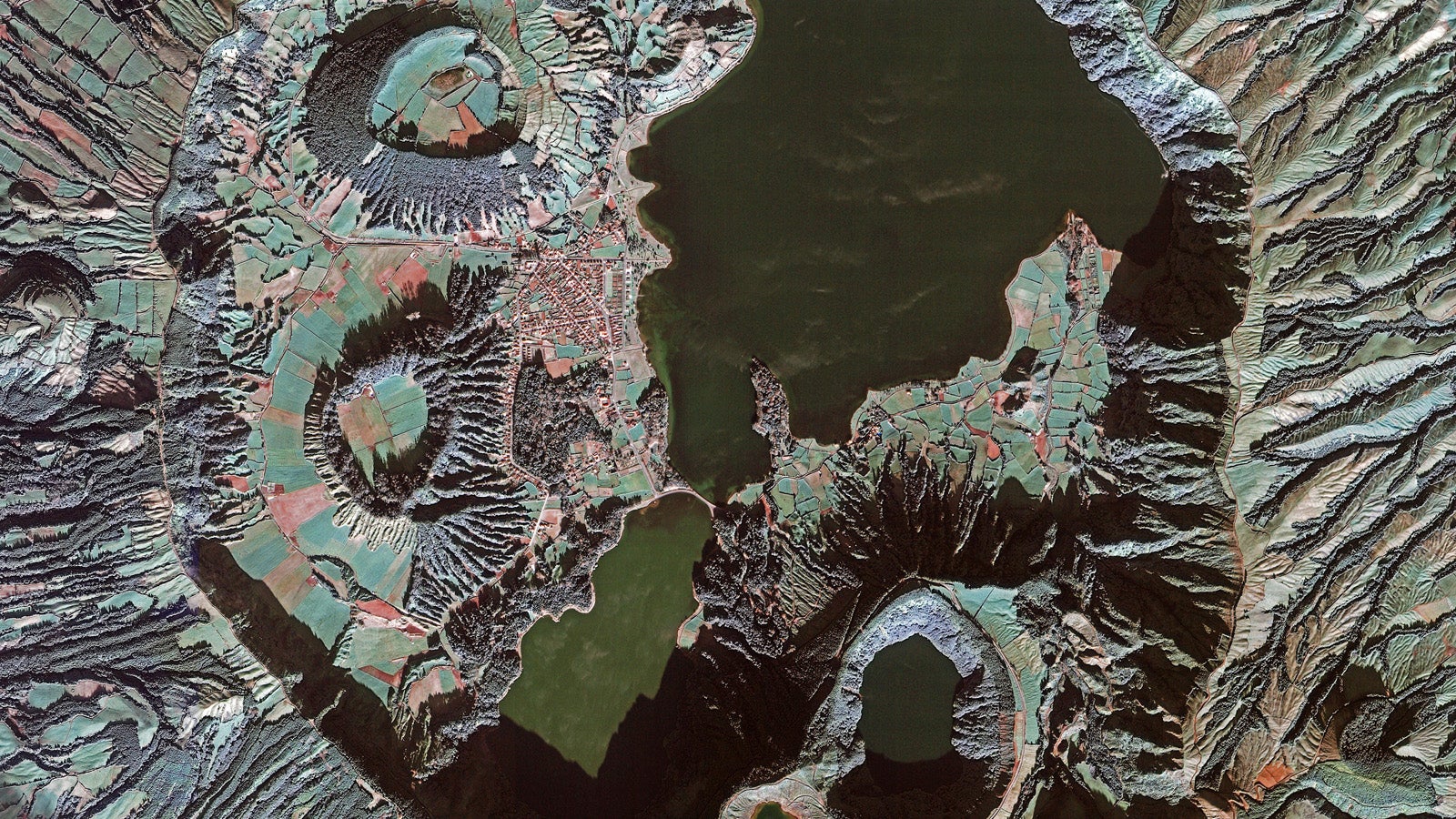 living-on-an-extinct-volcano-looks-amazing-from-space-gizmodo-australia