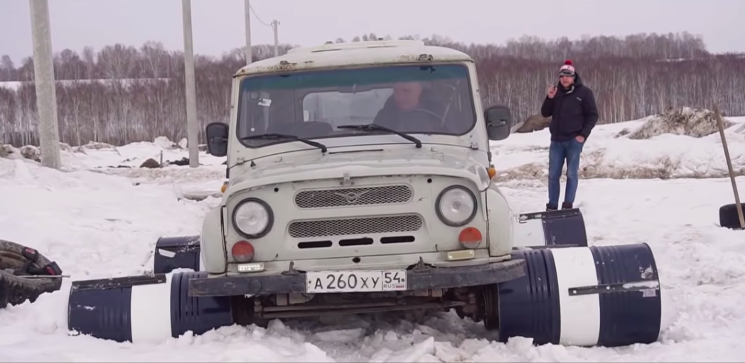 Man Uses Oil Barrels Instead Of Wheels For His UAZ Off-Roader And It Doesn’t Work Out At All