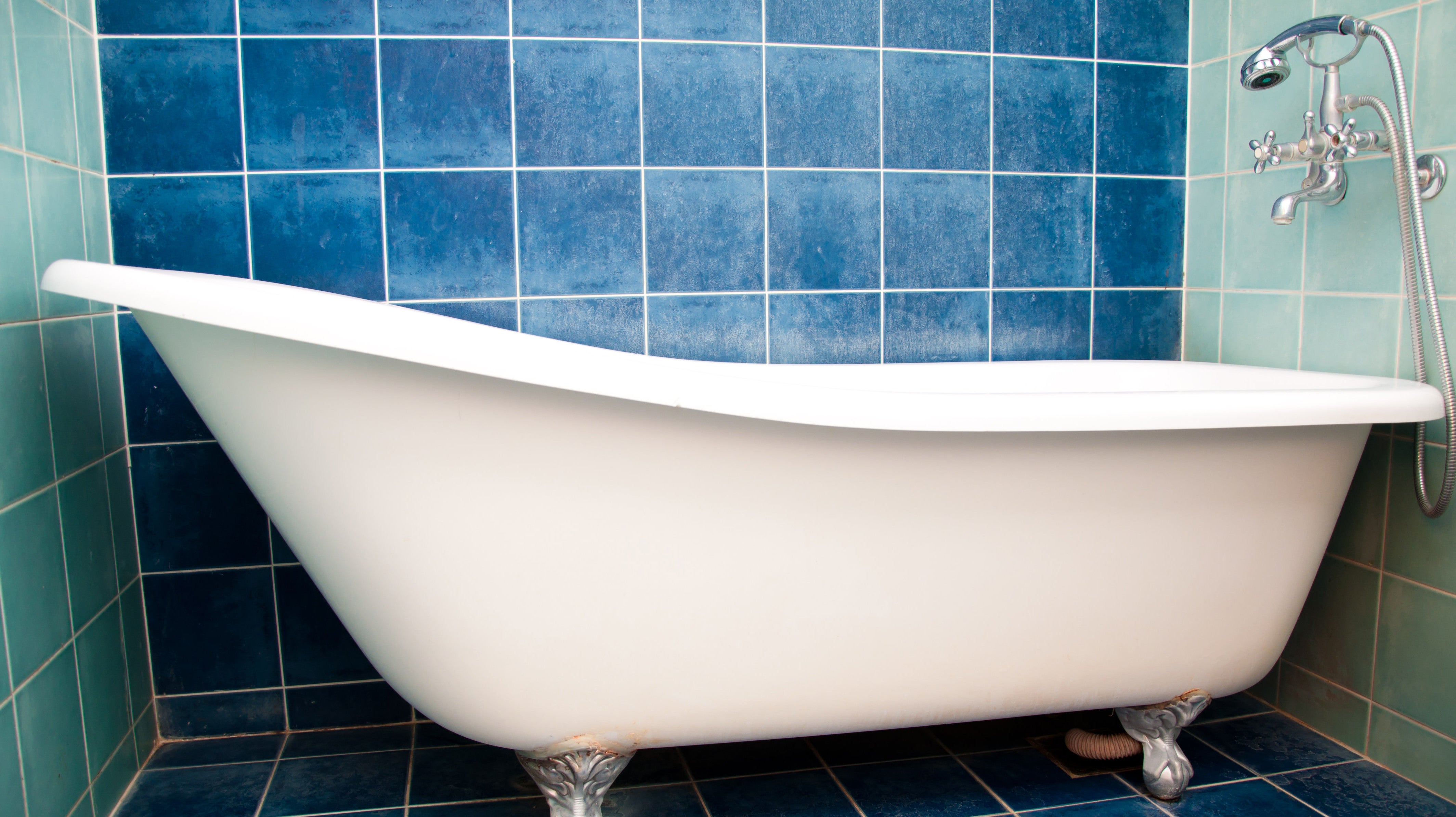 How To Clean Your Bathtub And Tile, Clean Bathtub With Bleach Or Vinegar