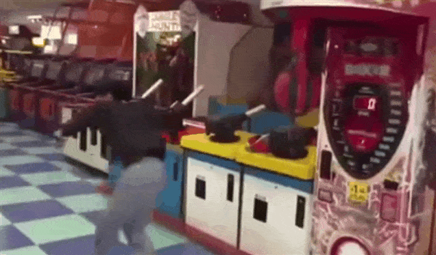 Dude Kills Arcade Machine With Badass Spinning Kick | Kotaku Australia