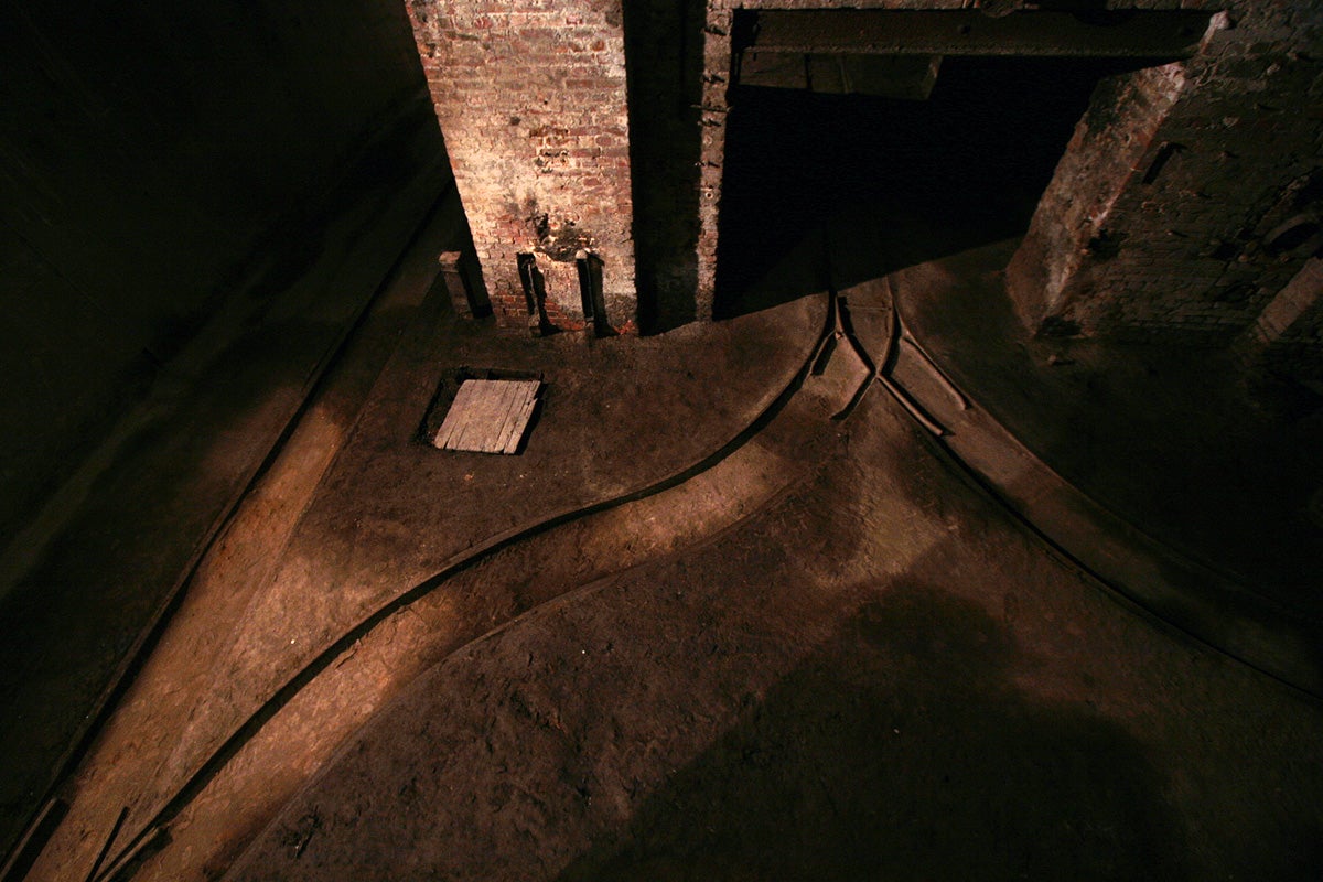 Inside the Caverns of Hungary's Abandoned Underground Coal Plant
