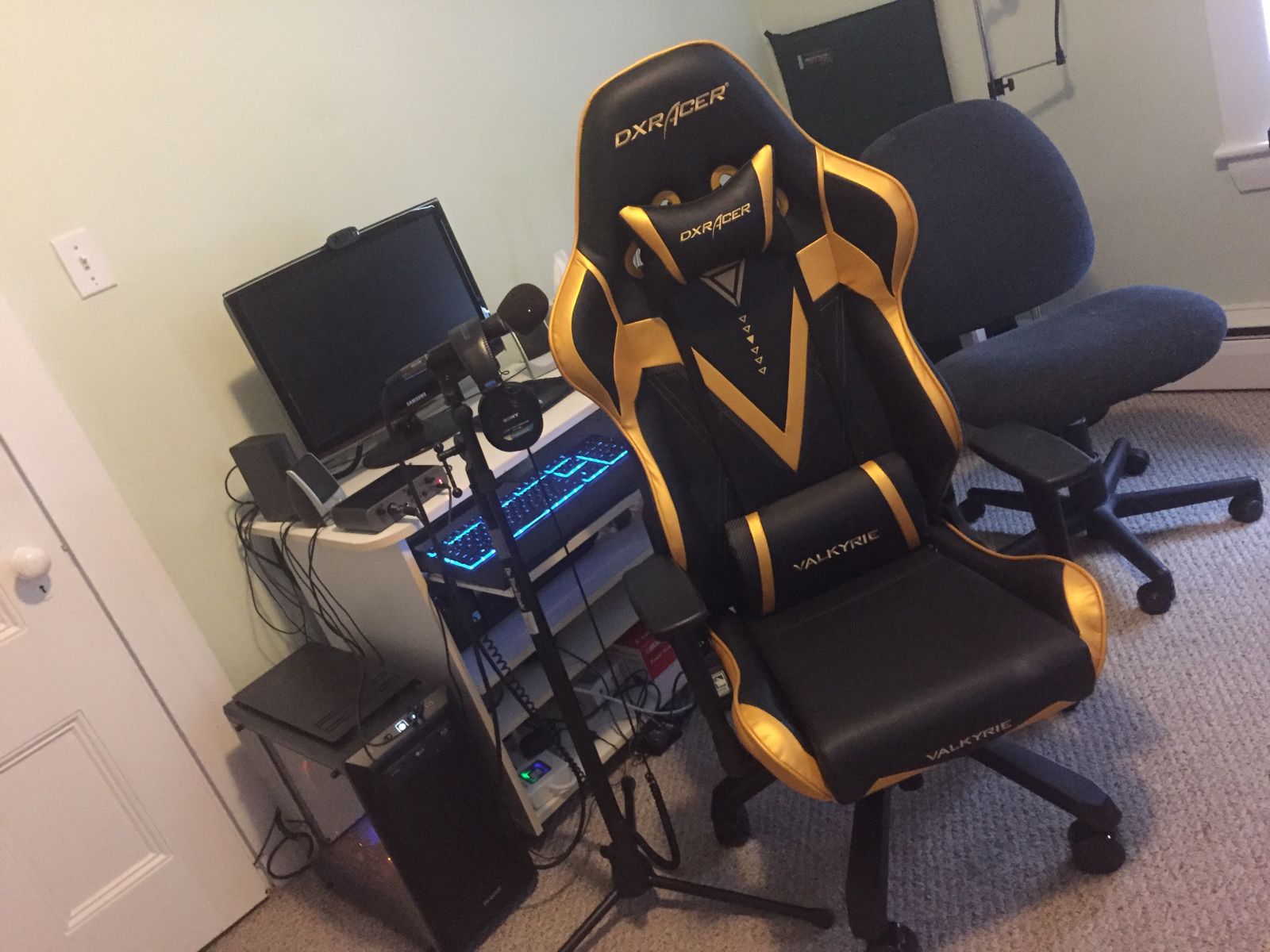 Компьютерное кресло gamelab paladin. DXRACER Generic Comfort gamer2/DS/N. Gaming Chair. Кресло игровое реальное фото. Existential Office Dread game Wiki.