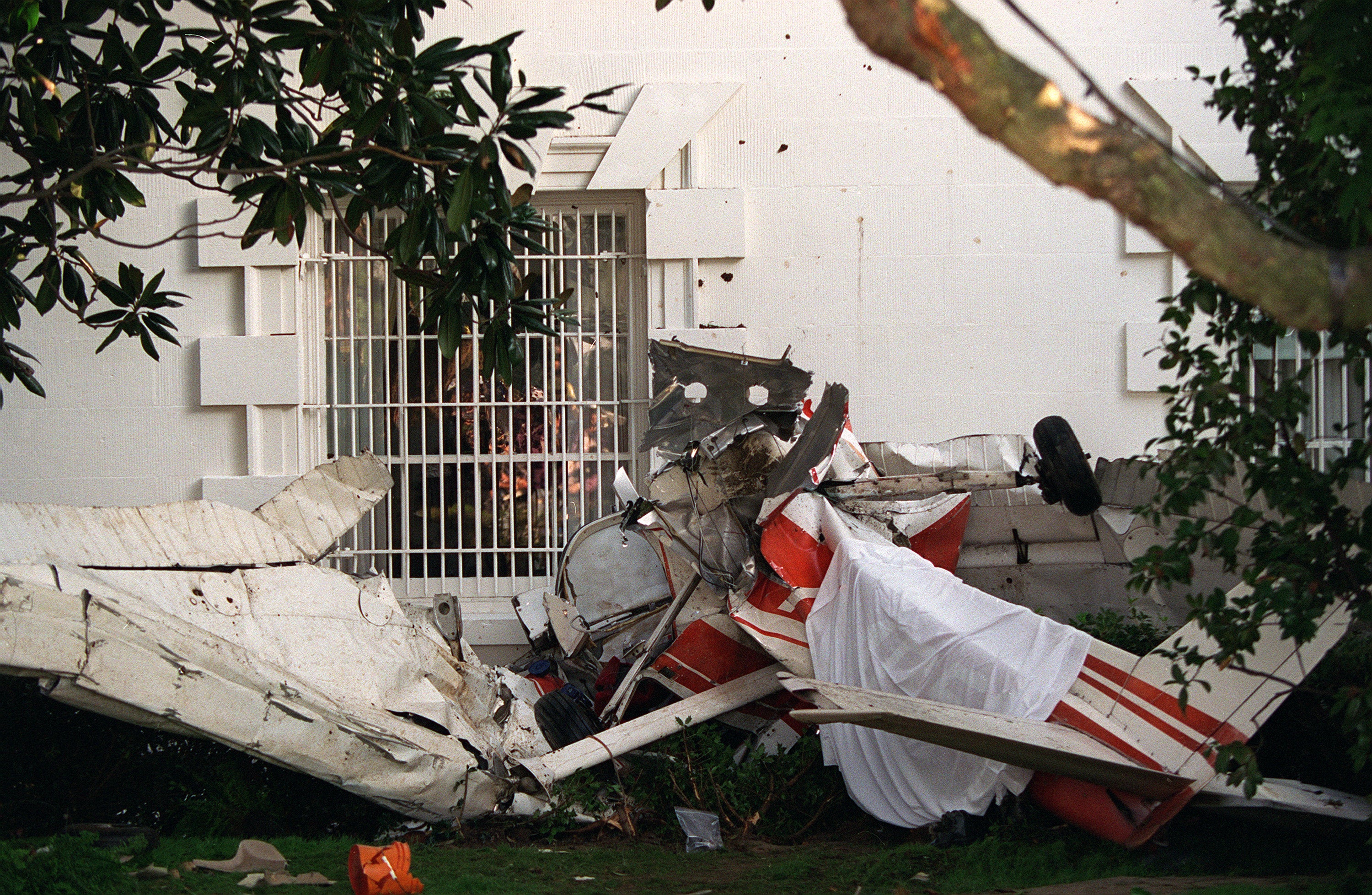 Plane Lands On White House Lawn