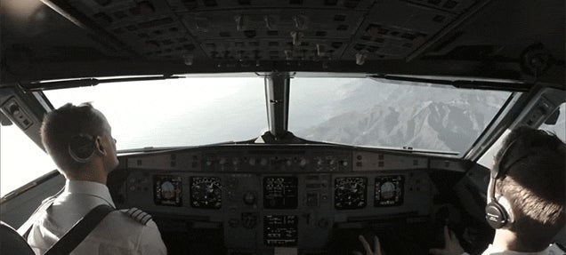 What It's Like To Fly Inside The Cockpit Of An Aeroplane | Gizmodo