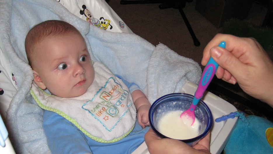 when can babies start eating rice cereal