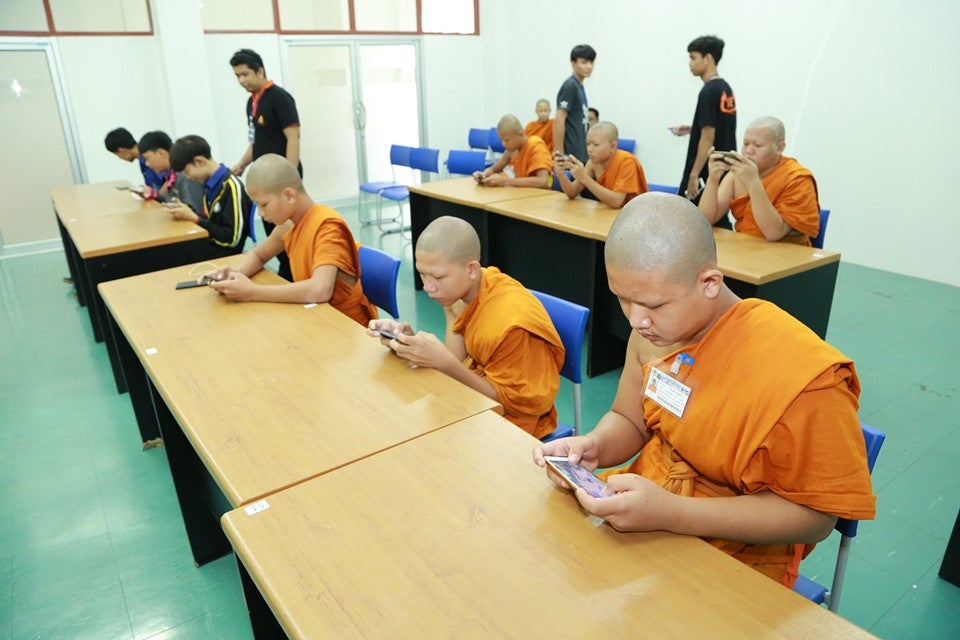 Monjas budistas en torneo de esports