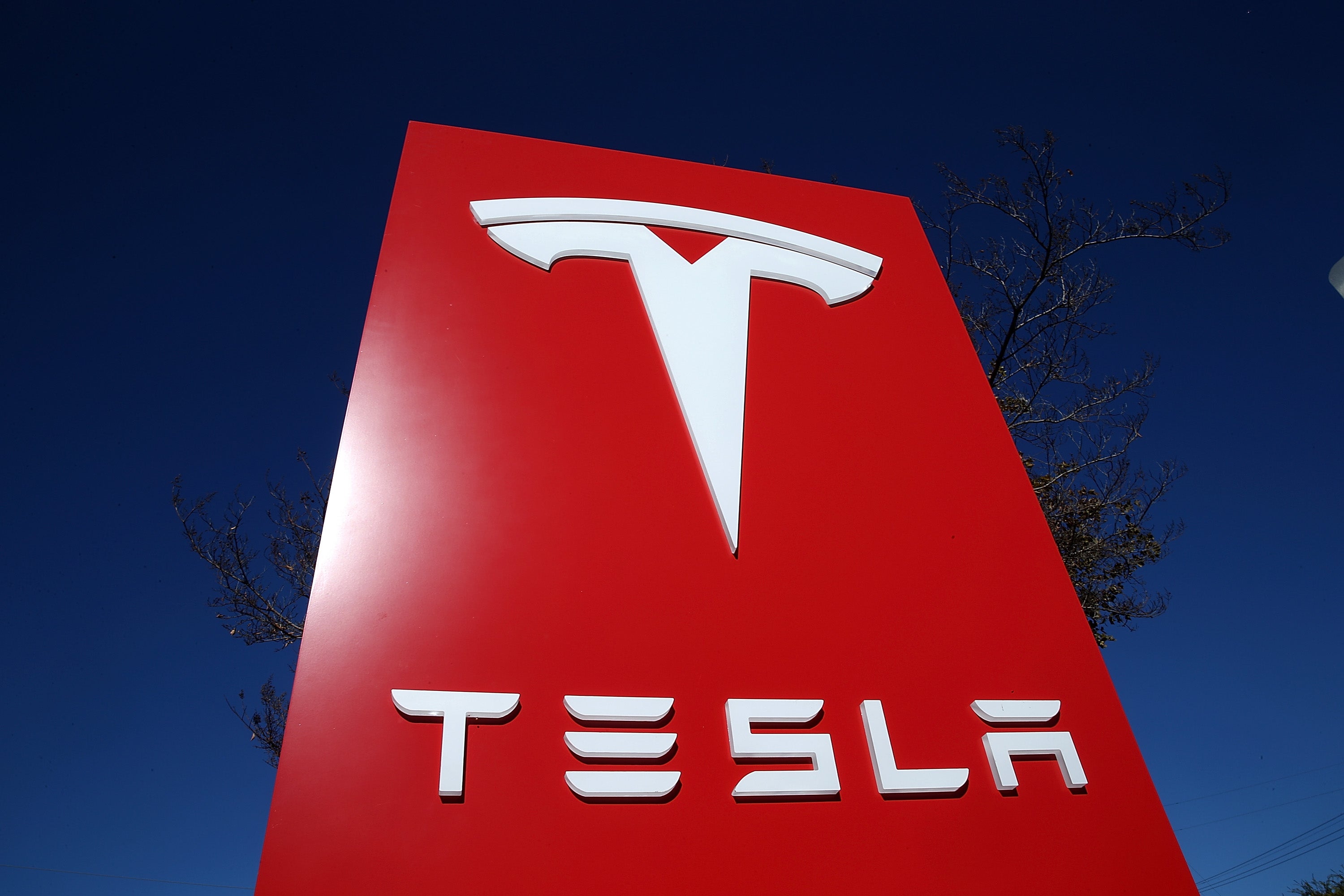Полное обновление Tesla для самостоятельного вождения устраняет «нагрубление рулевого колеса»