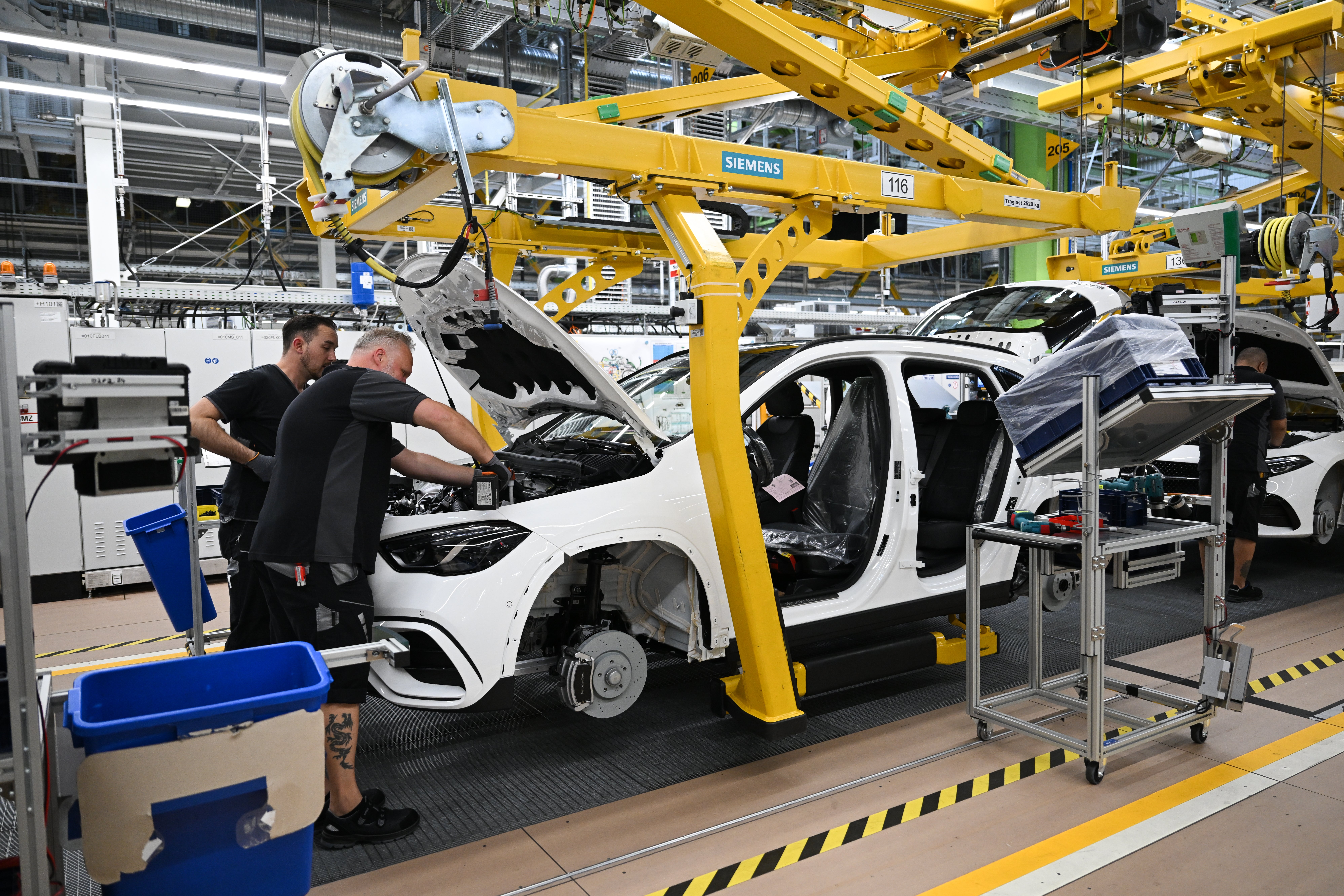 Image for Autokonzerne geraten in Panik, da China den Handel mit Seltenerdmagneten blockiert