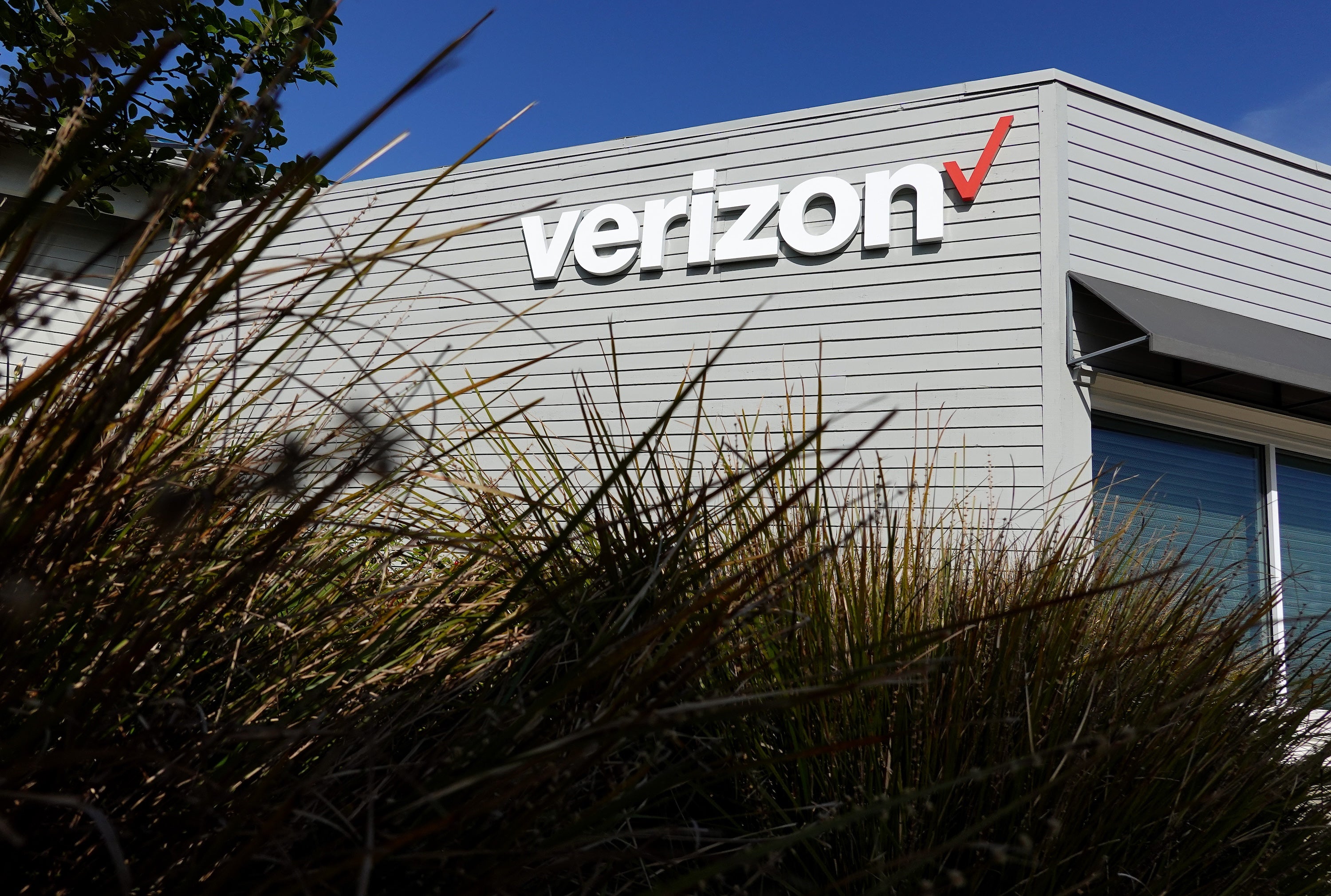 Image for Verizon a abandonné DEI. Les régulateurs ont ensuite autorisé son accord avec Frontier, d’une valeur de 20 milliards de dollars.