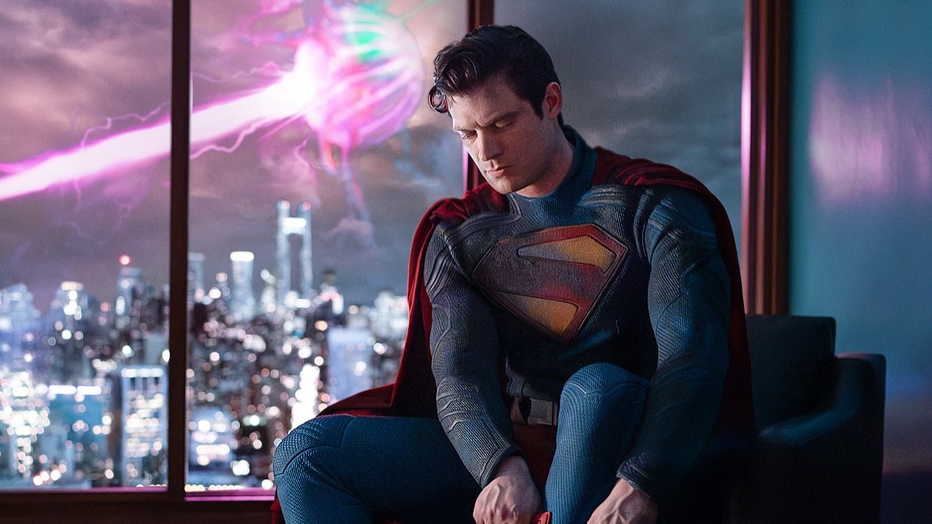 Дэвид Коренсвет в костюме для первого официального взгляда на Супермена Джеймса Ганна