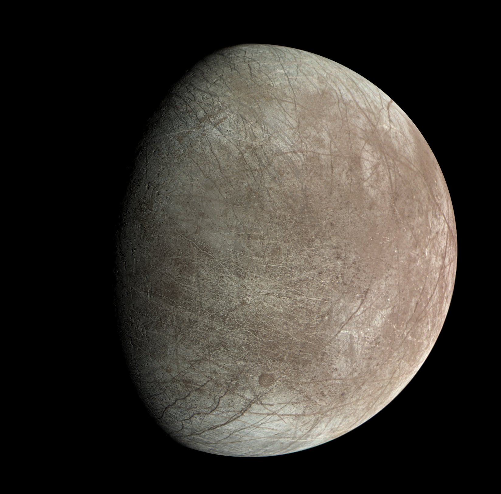 Ледяная кора Европы «свободно плавает» по скрытому океану Луны, как показывают новые изображения «Юноны»