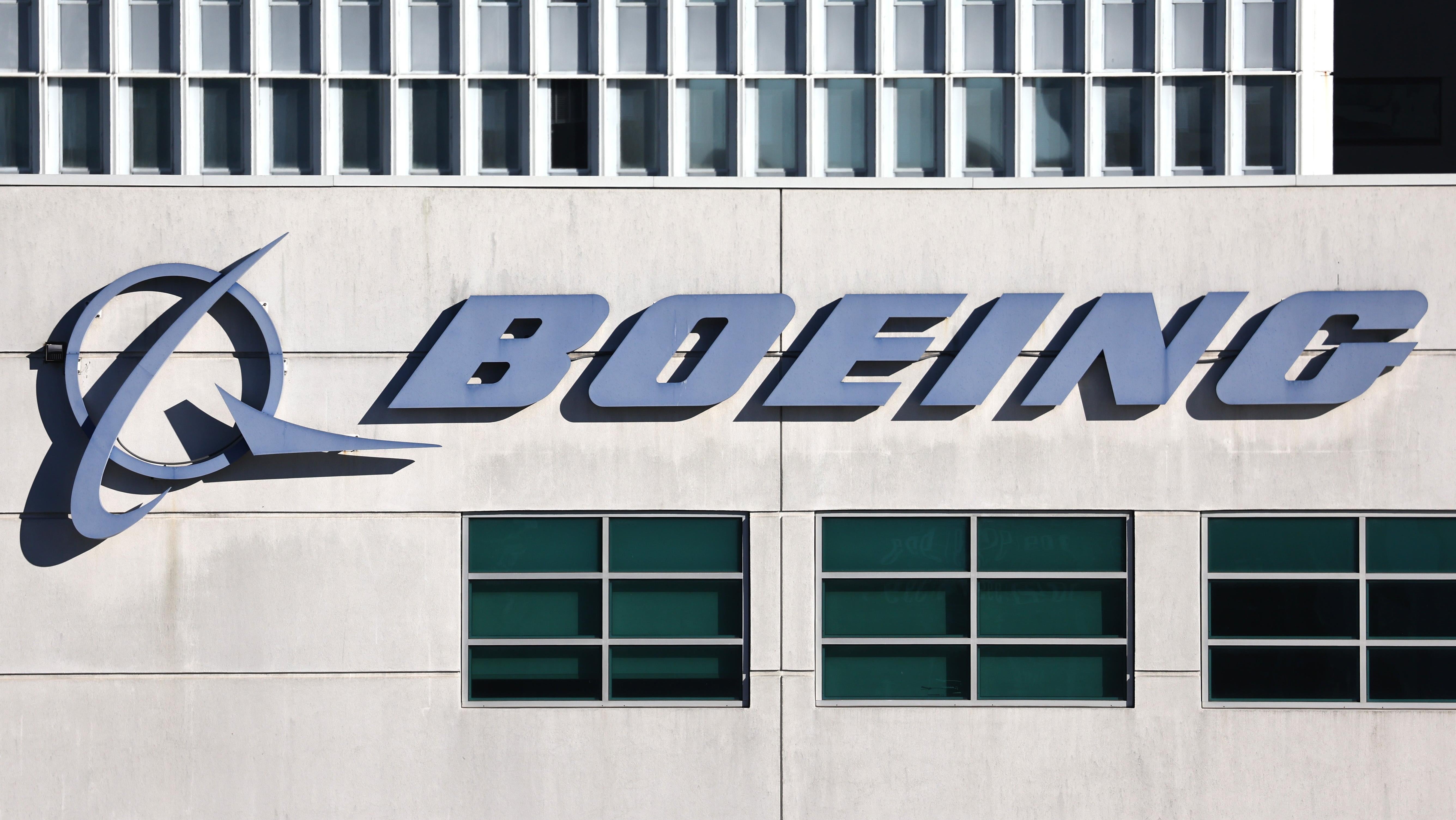 Самолет Boeing выкатился за пределы взлетно-посадочной полосы и загорелся