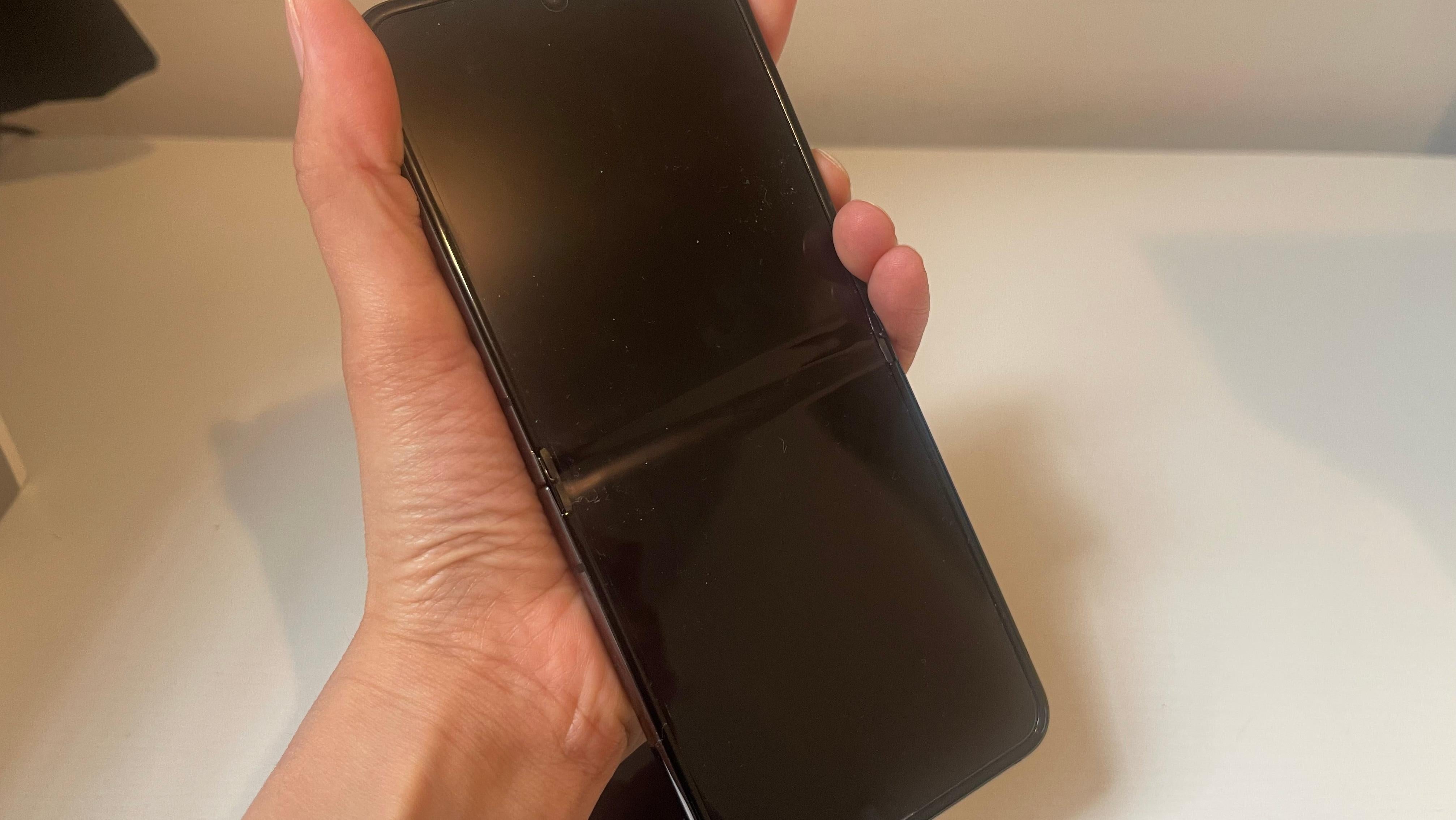 Samsung Galaxy Z Flip 5 и Motorola Razr+: какой складной телефон за 1000 долларов подойдет вам лучше всего?
