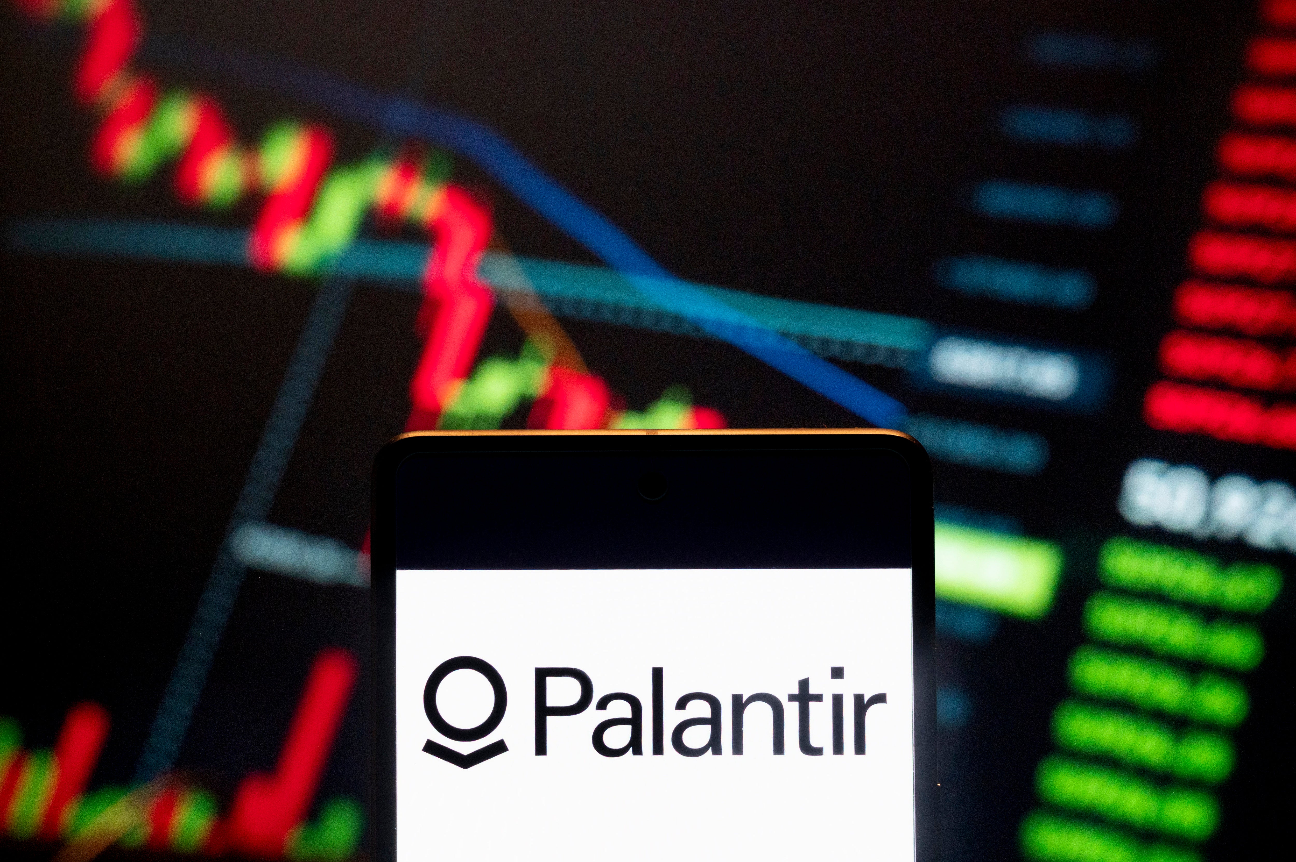 Image for Palantir stock tanks 13% on Trump defense cuts and CEO's sell-off plans