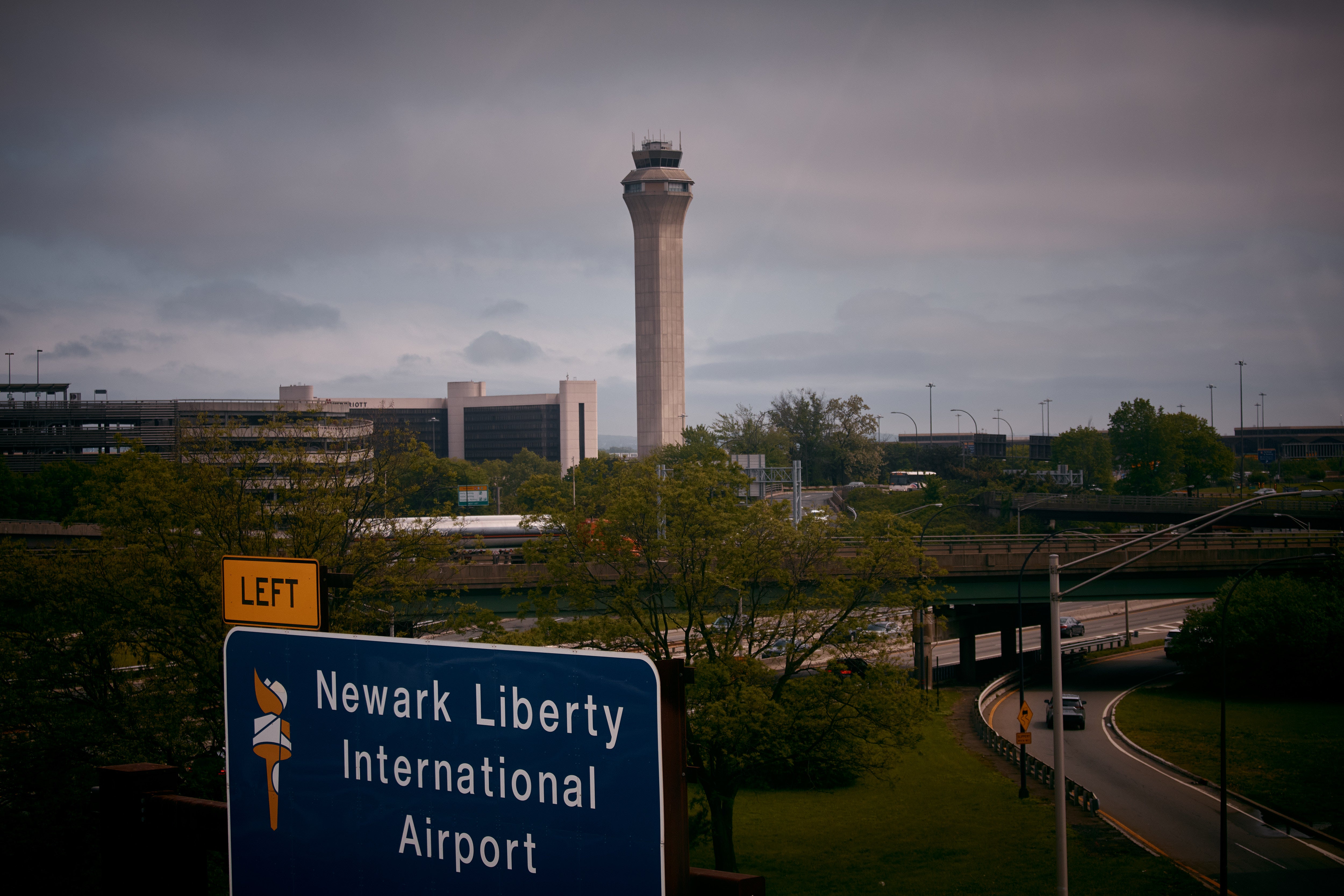 Image for Flughafen Newark streicht weitere Flüge, da Verkehrsminister vor möglichem Chaos warnt
