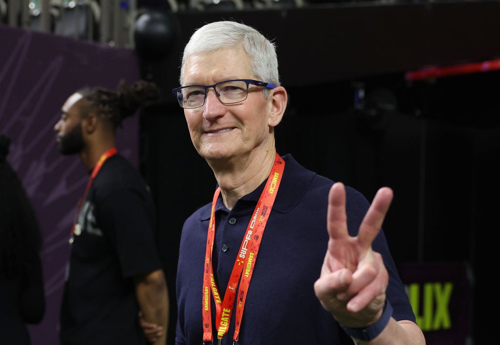 Image for Trump says he spoke to Apple CEO Tim Cook after announcing the tariffs pause
