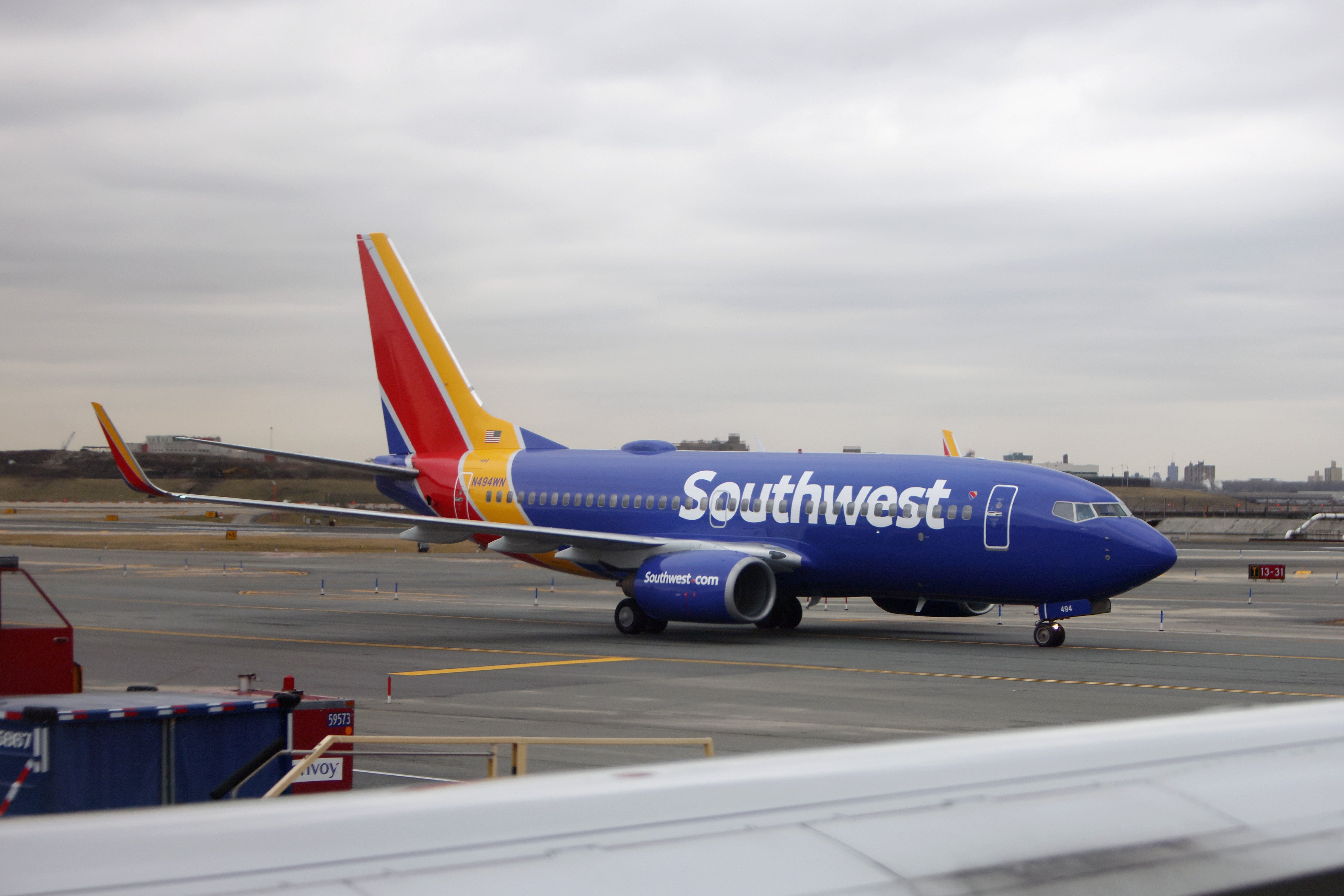 Image for Southwest Airlines schafft diese Woche kostenloses aufgegebenes Gepäck ab. So viel kostet es