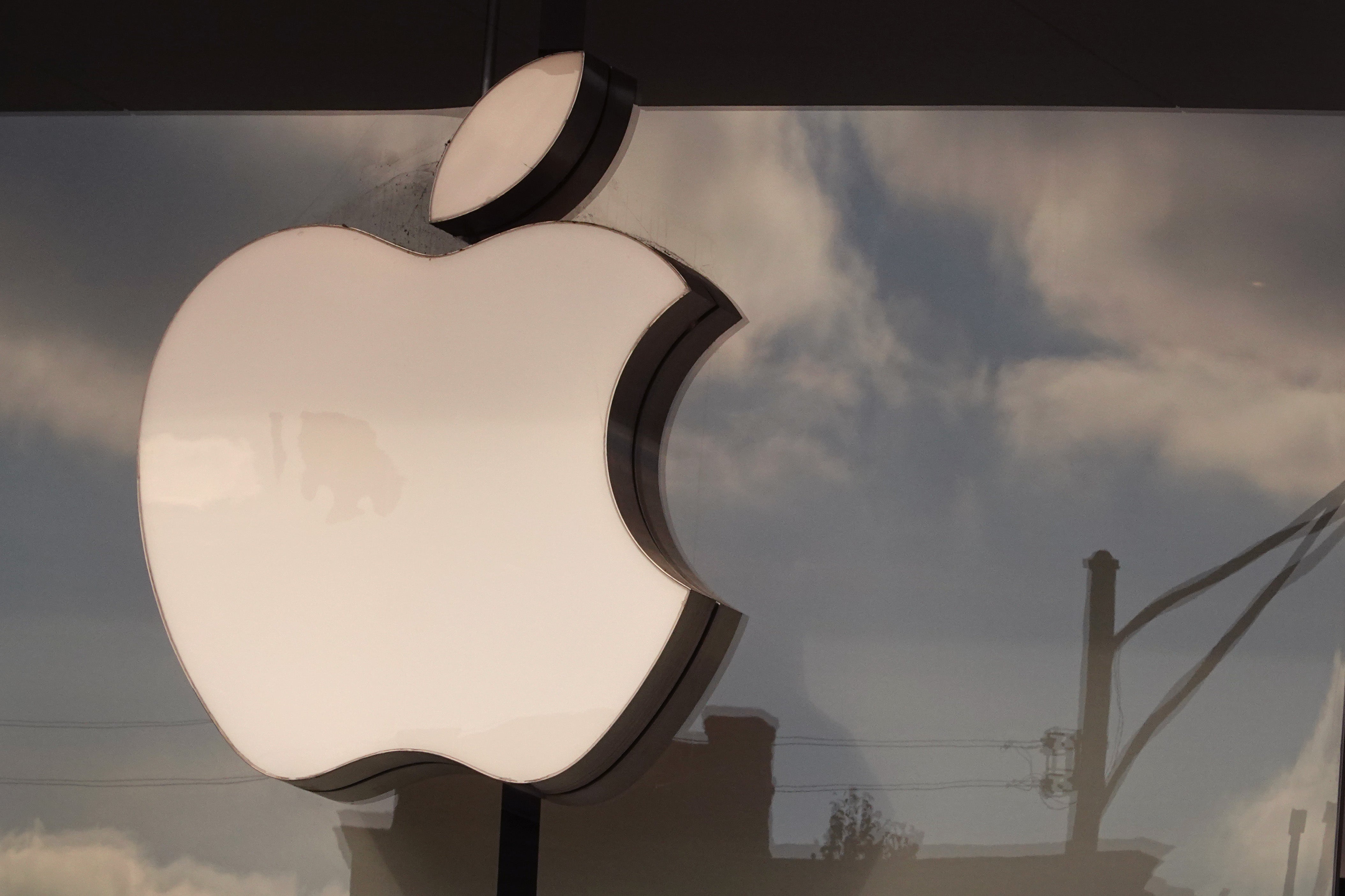 Image for Apple earnings beat expectation as Americans rush to buy iPhones before tariffs
