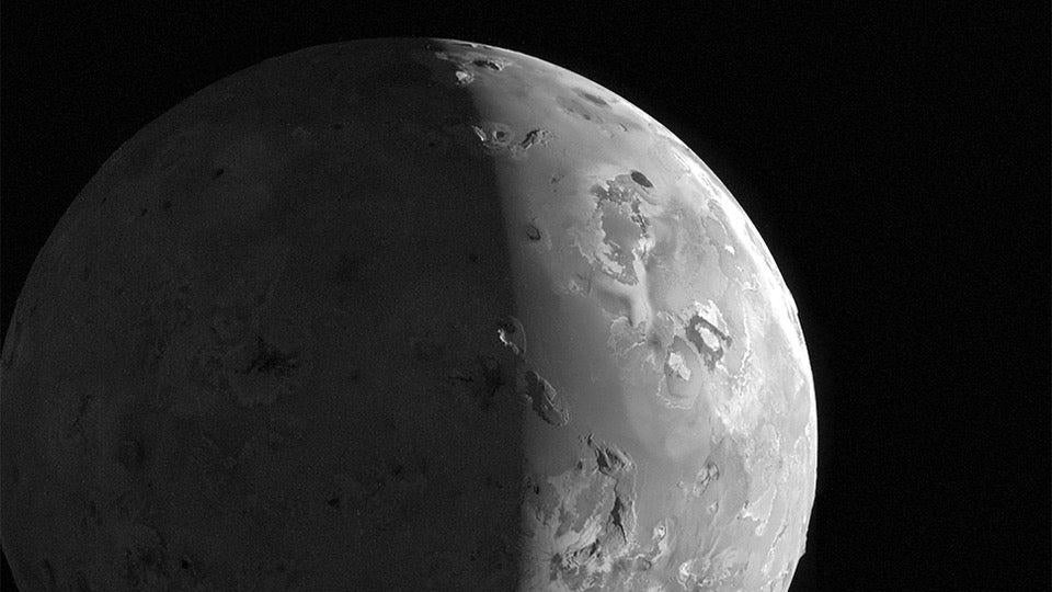 Двойные шлейфы замечены на сварливой вулканической луне Юпитера