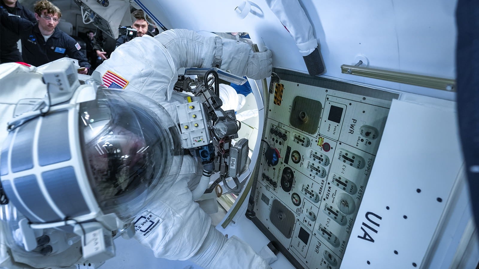 Скафандр НАСА следующего поколения для МКС прошел испытание в невесомости