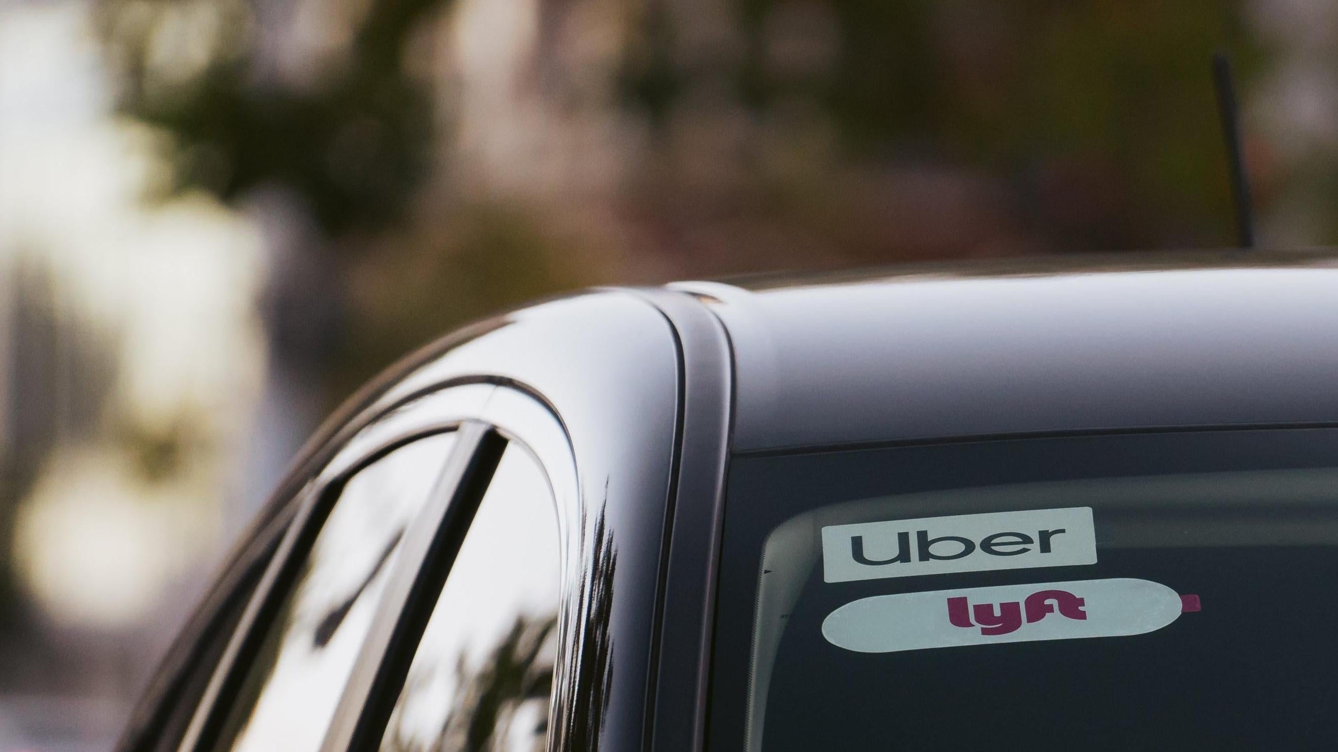 Uber и Lyft отказываются от угроз покинуть Миннеаполис, поскольку штат принимает новую минимальную заработную плату для водителей