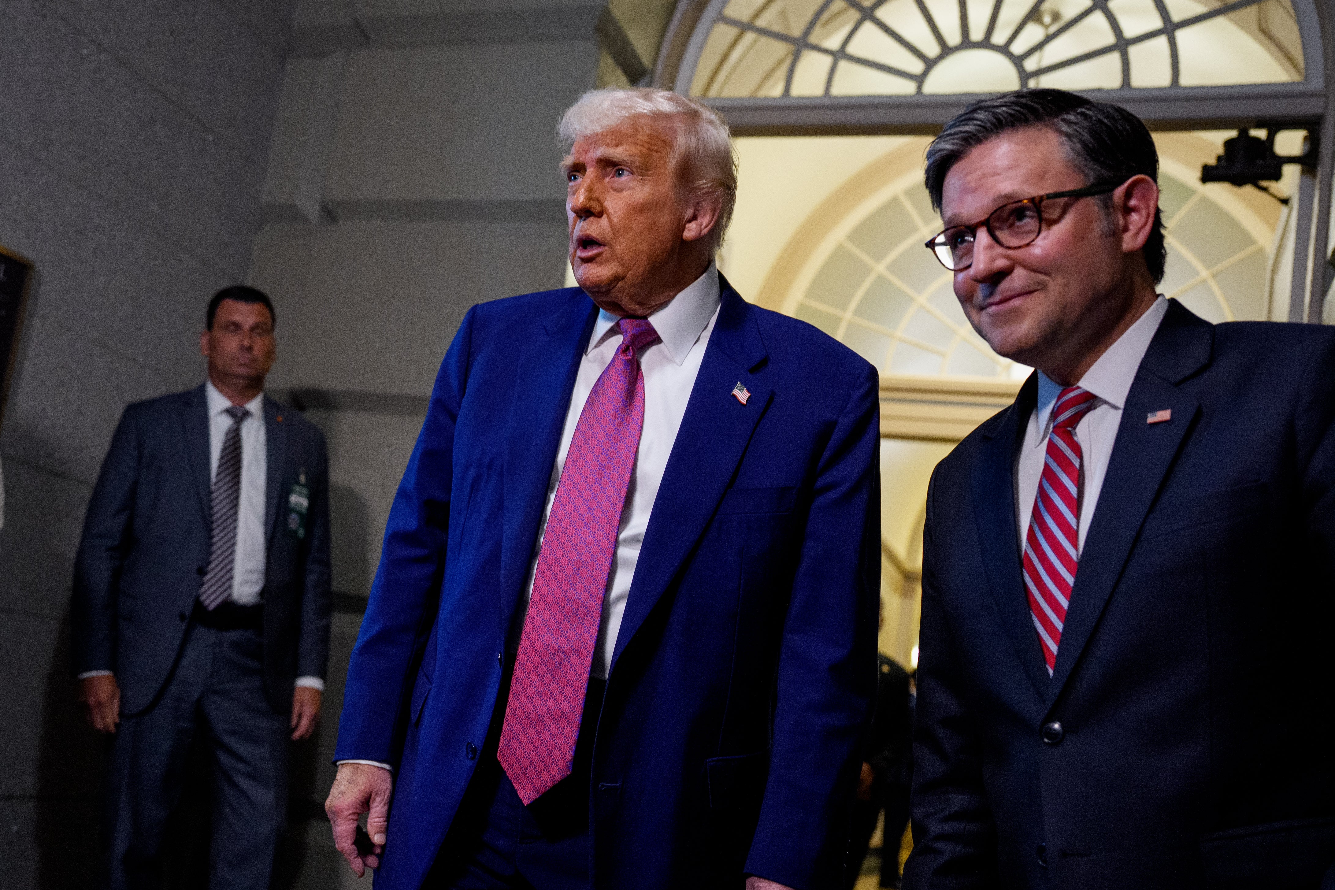Image for Los republicanos quieren recortes de impuestos para salvar la economía de los aranceles de Trump. No tan rápido, dicen los expertos.