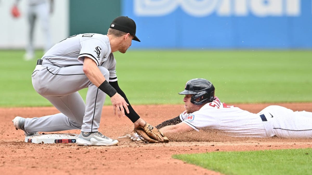 White Sox score 3 in ninth, take down Guardians