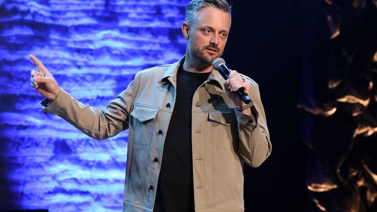 En direct de New York, c'est Nate Bargatze qui anime Saturday Night