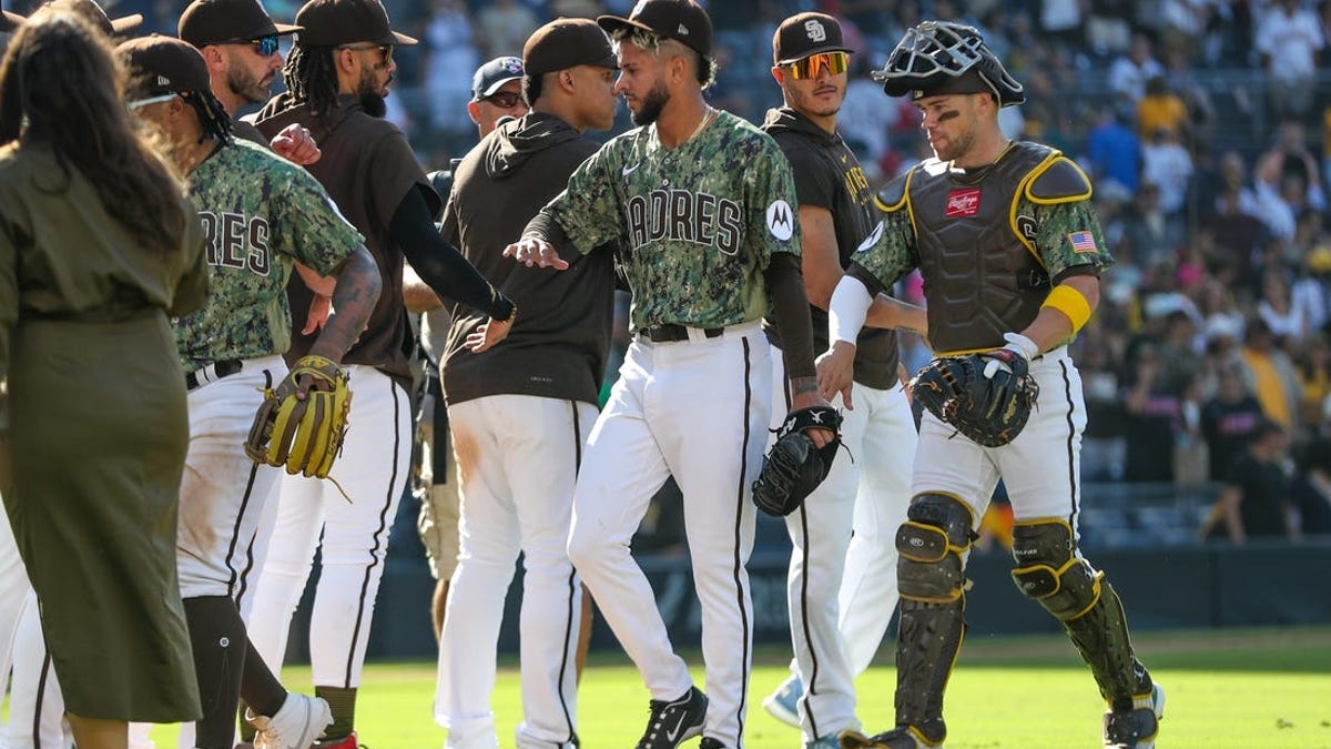 Dodgers' NL West title hopes still alive as Padres beat Giants