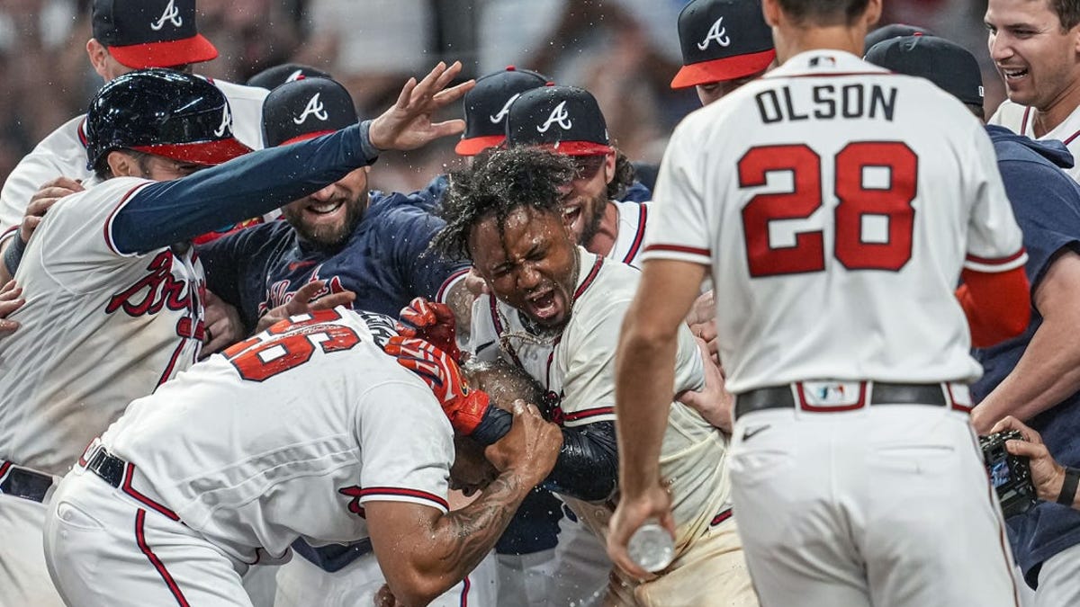 Wheeler, Clemens lead Phillies past Tigers 3-2 for 5th straight win