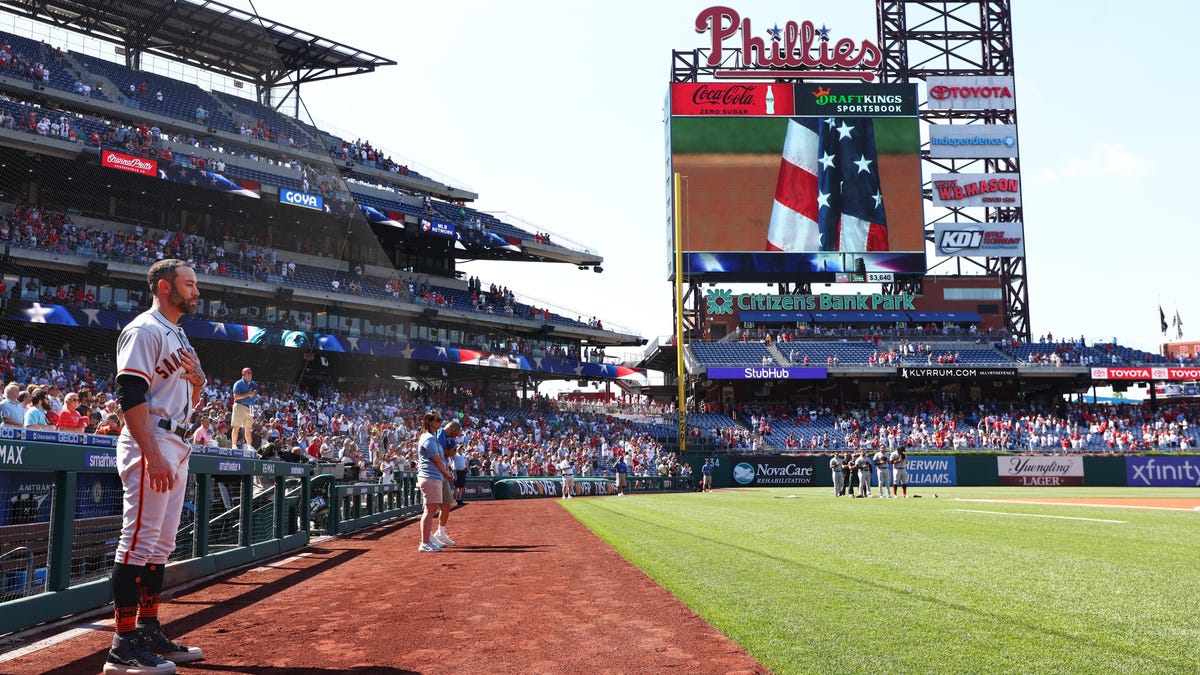 Giants manager Kapler kneels for anthem as team also make female