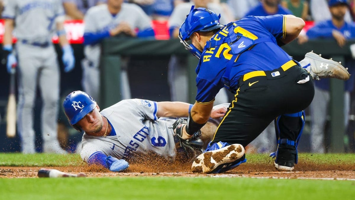 Blanco's squeeze bunt gives Royals wild 7-6 win over Mariners