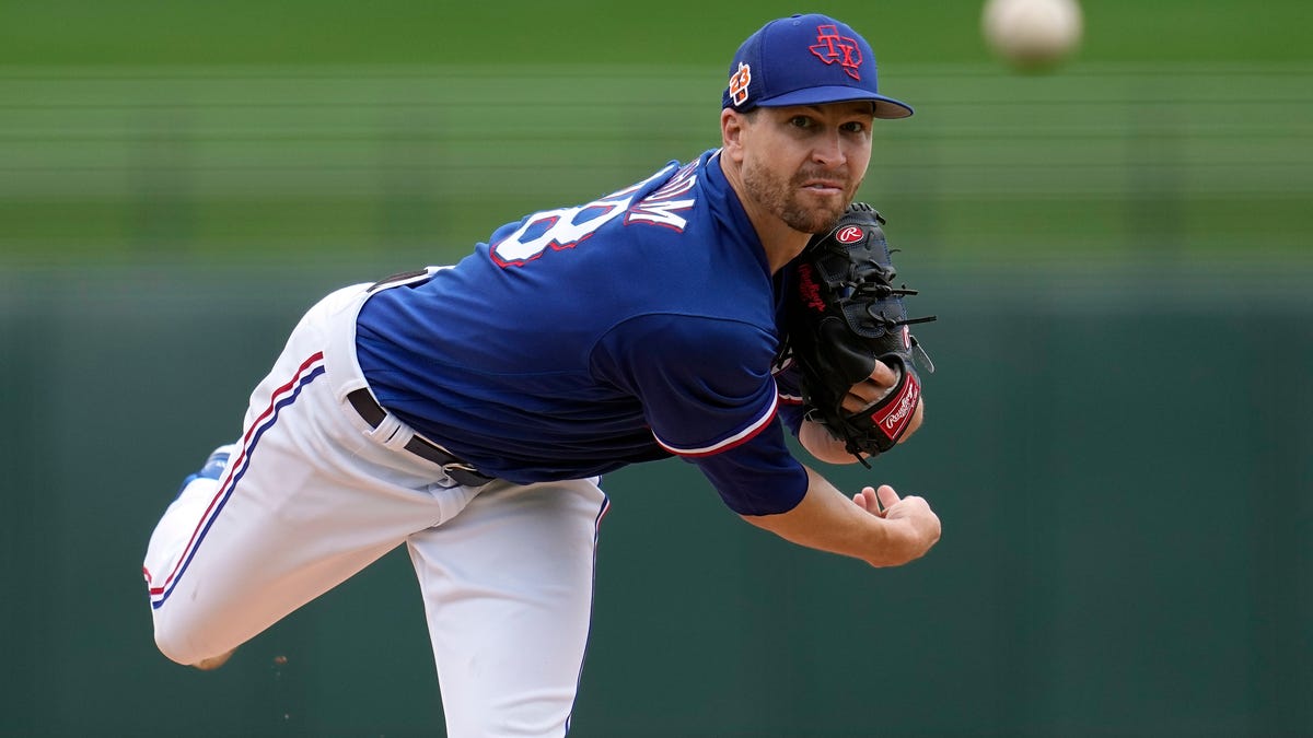 New Rangers ace pitcher Jacob deGrom arrives in Texas