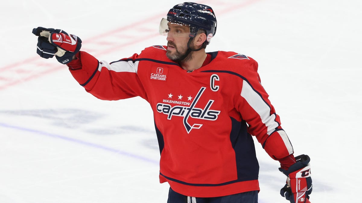 Ovechkin breaks NHL power-play goal record in Capitals victory
